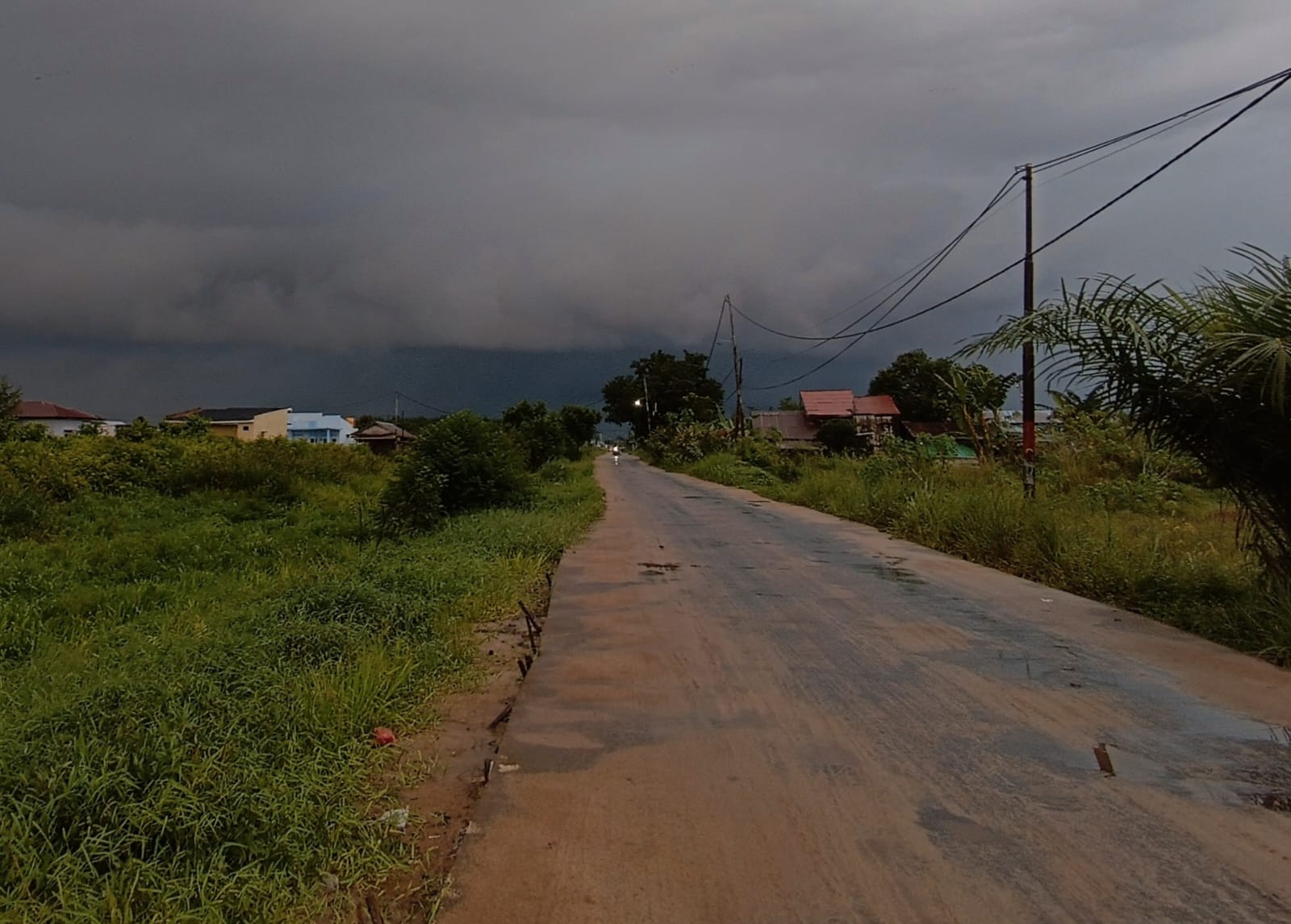 Awan mendung di atas Kota Sampit, Kabupaten Kotawaringin Timur, Kalimantan Tengah. (Dok. Usay Nor Rahmad untuk Radar Sampit)