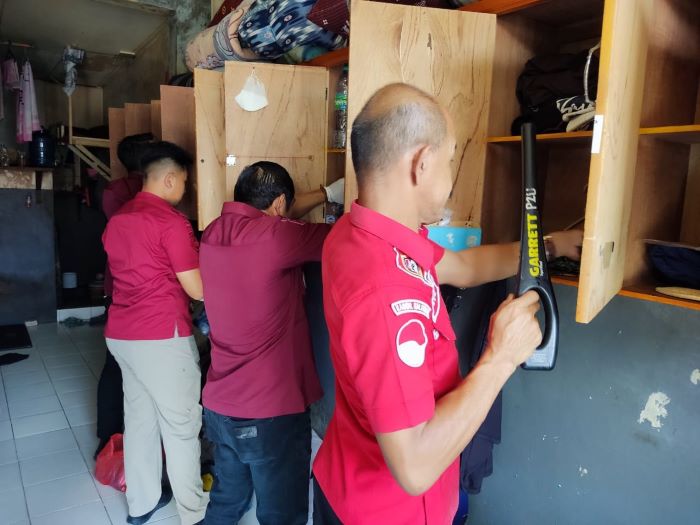 WARGA BINAAN : Pengecekan kamar hunian di Lapas Kelas II B Pangkalan Bun oleh petugas untuk mengantisipasi adanya pelanggaran. //Foto: LAPAS PANGKALAN BUN/RADAR SAMPIT