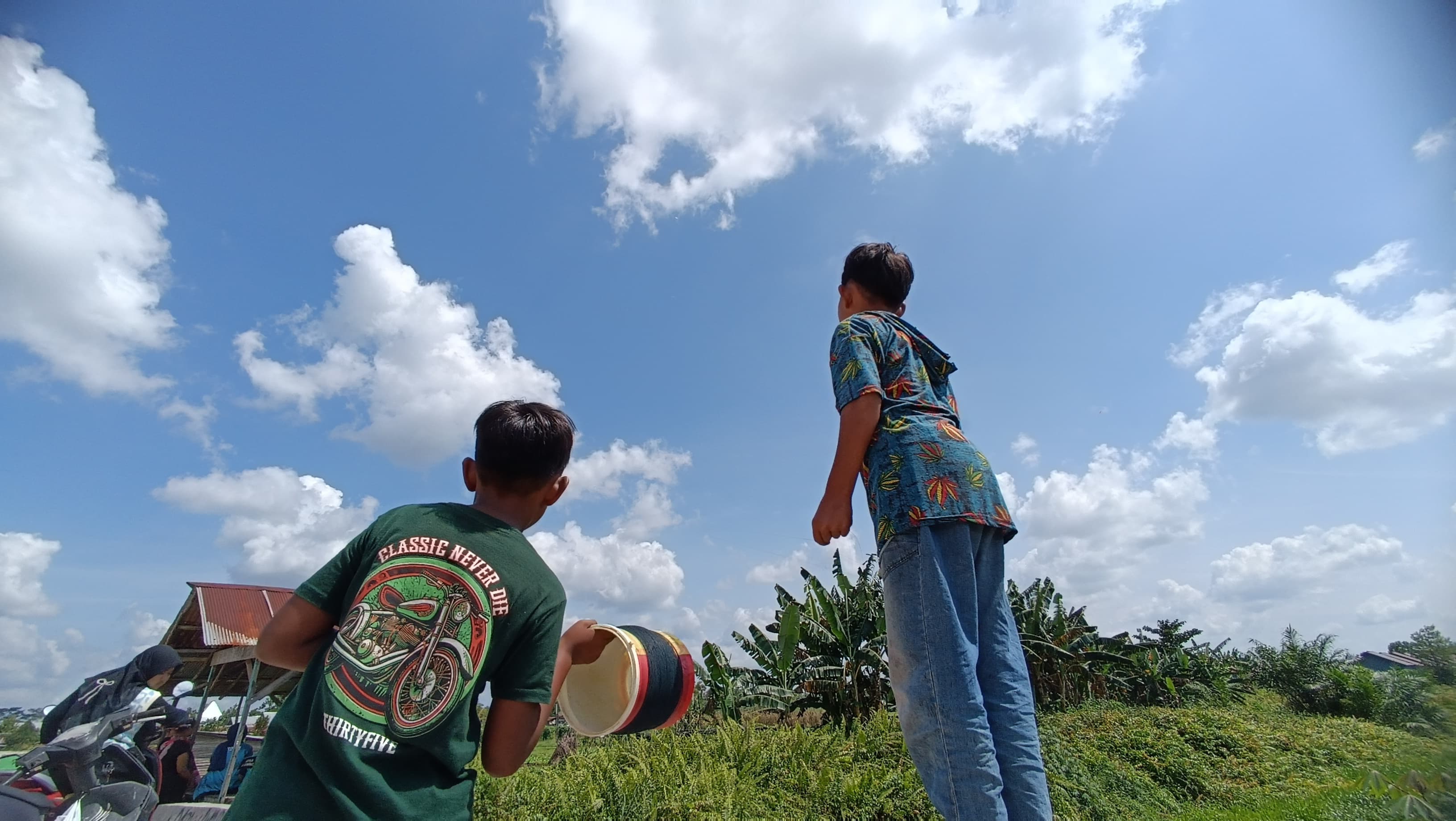 Anak-anak di Sampit sedang memainkan layangan. (Usay Nor Rahmad untuk Radar Sampit )