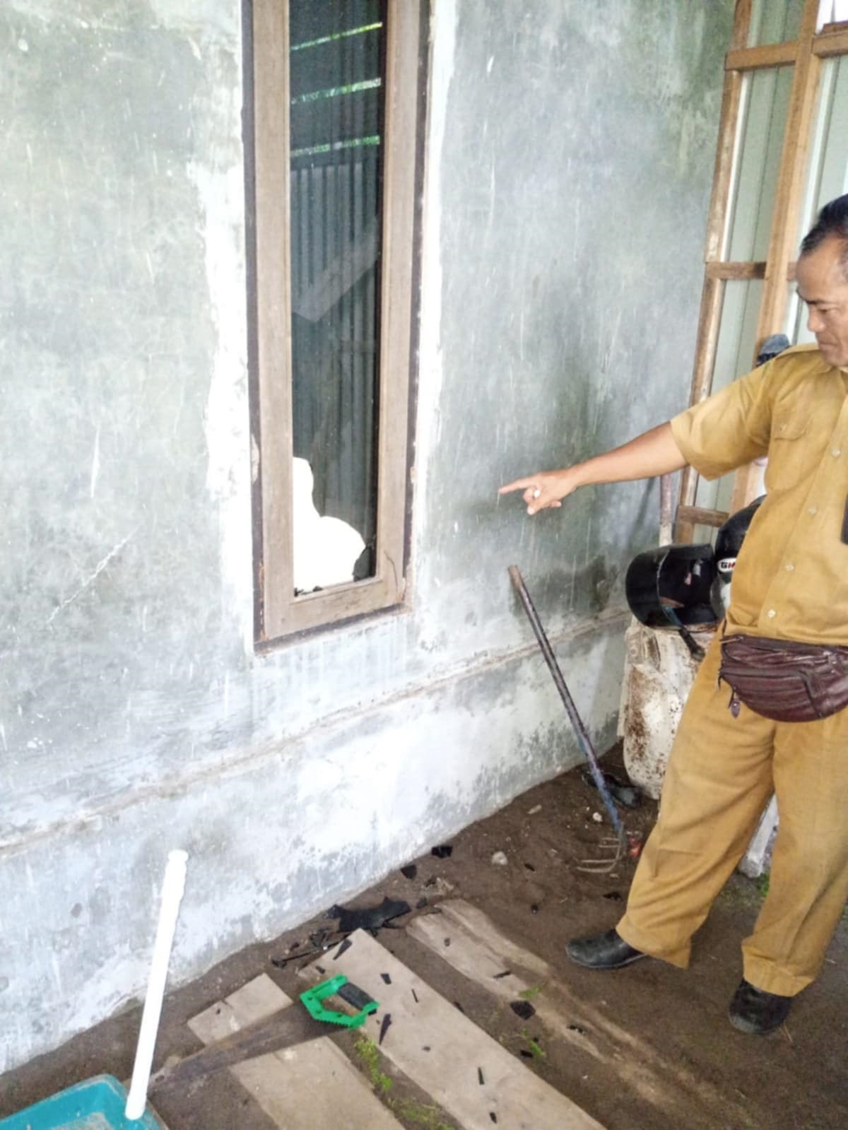 Jendela rumah korban pencurian dibobol, dan  sejumlah perabotannya hilang dicuri. TKP di komplek Perumahan Kalingau, Kelurahan Sabaru, Kecamatan Sabangau, Kota Palangka Raya, (23/7).