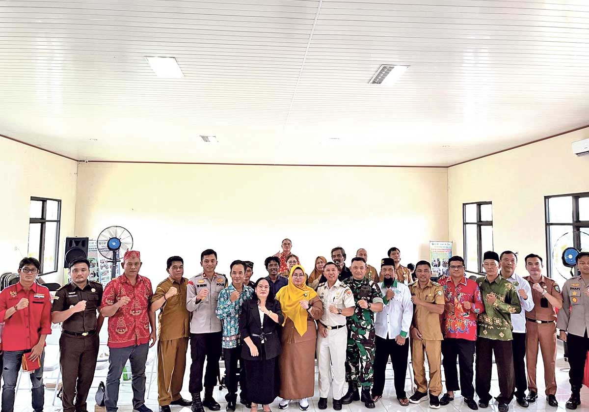 PERTEMUAN: Wakil Bupati Kotim Irawati bersama sejumlah pihak terkait saat pertemuan terkait pembangunan gereja di Desa Sumber Makmur, Selasa (22/7).