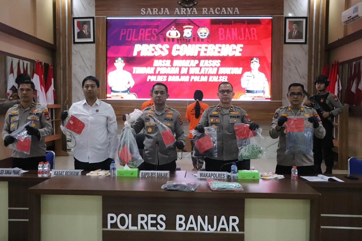 Kapolres Banjar AKBP Fadli menunjukkan barang bukti senjata tajam yang digunakan kedua tersangka dalam konferensi pers kasus pembunuhan di Paramasan, Senin (21/7). (Fadlan Zakiri/Radar Banjarmasin)