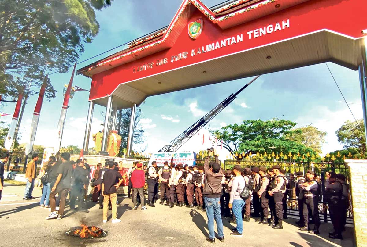 AKSI DAMAI: Puluhan massa aliansi Gerakan Tolak Intoleransi Kalteng menggelar aksi damai menolak intoleransi dan kekerasan berbasis agama, Kamis (24/7/2025).