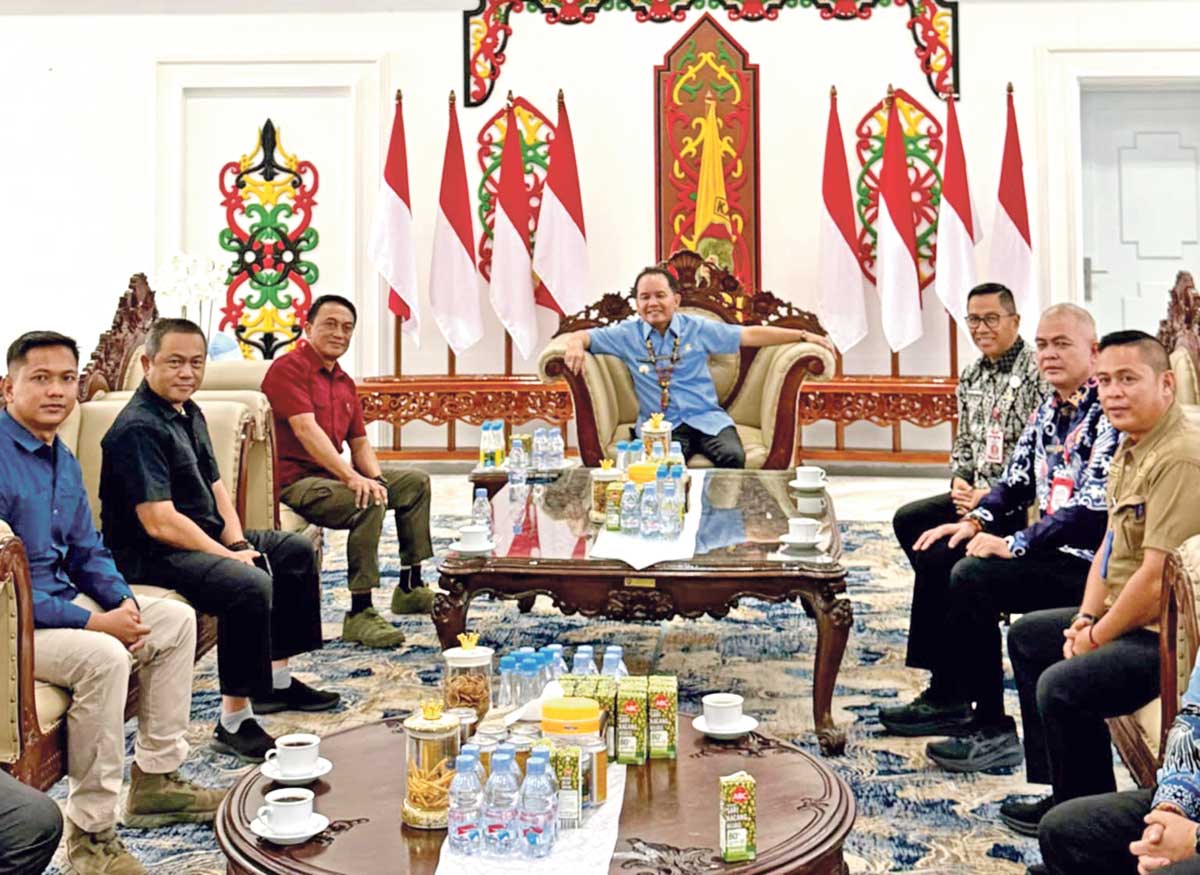 MEDIASI: Gubernur Kalteng Agustiar Sabran memediasi insiden antara Binda dan Satpol PP Kalteng, Kamis (24/7).
