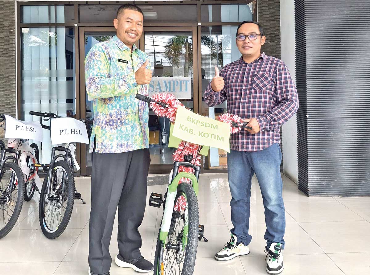 DUKUNGAN: Kepala BKPSDM Kotim Kamaruddin Makkalepu menyerahkan satu unit sepeda.