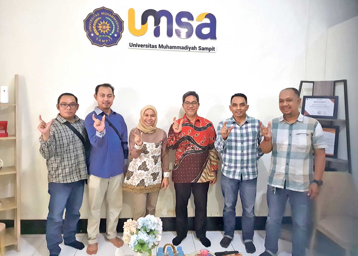 SIAP MERAMAIKAN: Rektor Universitas Muhammadiyah Sampit Ramadansyah saat menerima kunjungan jajaran manajemen Radar Sampit, Rabu (24/7).