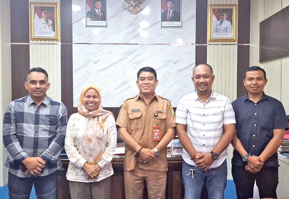 DUKUNGAN: Kepala Disdik Kotim Muhammad Irfansyah foto bersama Direktur Radar Sampit Siti Fauziah dan jajarannya, Selasa (22/7).