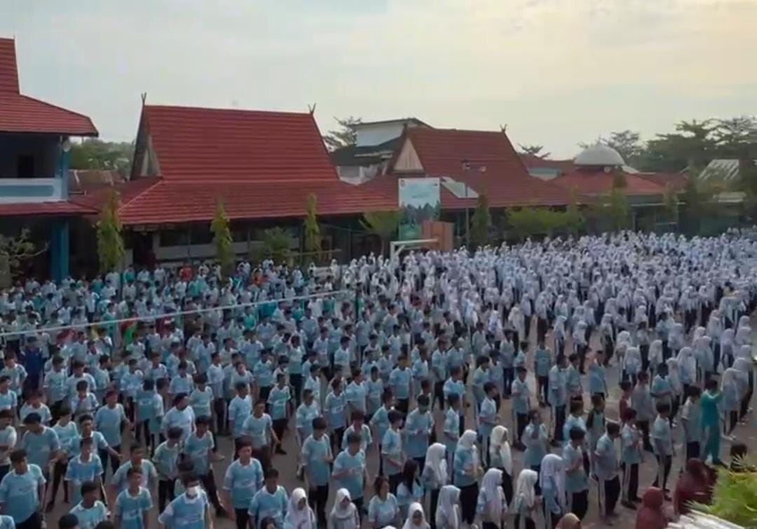 Peringatan Hari Anak Nasional (HAN) Tahun 2025 yang dilaksanakan SMAN 1 Sampit di lapangan upacara dengan diikuti seluruh siswa dan guru serta tenaga administrasi, Rabu pagi (23/7)