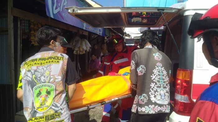 TEMUAN MAYAT : Petugas mengevakuasi jenazah Irwandi (36) yang ditemukan meninggal dunia di kamar kos Jalan Yos Sudarso, Kelurahan Menteng, Kota Palangka Raya, Kamis (24/7/2025). //FOTO: TIM RESCUE