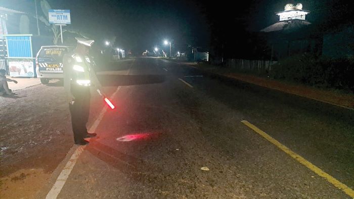 CELAKA : Personel Satlantas Polres Kotim olah TKP kecelakaan di Jalan Tjilik Riwut, Kecamatan Cempaga, Rabu (23/7/2025) malam. //FOTO: SATLANTAS POLRES KOTIM/RADAR SAMPIT