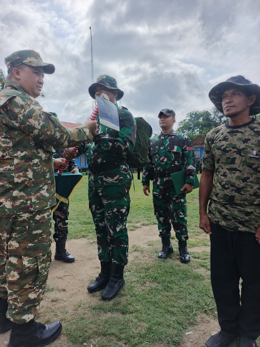 : Bupati Lamandau membuka TMMD di Desa Batu Kotam melalui penyerahan secara simbolis alat kerja kepada prajurit.