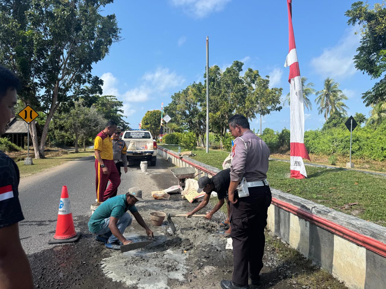 Personel Satlantas Polres Seruyan saat menambal jalan berlubang, Jumat (25/7).