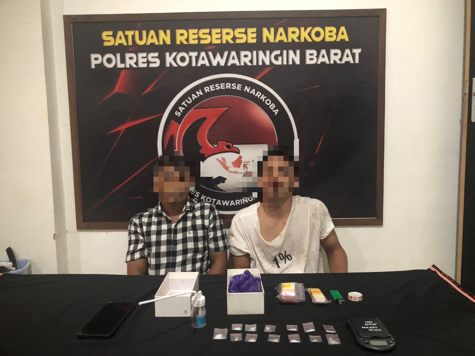 dua pengedar narkotika jenis sabu yakni TO (40) dan AG (33) pada Rabu (23/7/2025) siang di kawasan Desa Batu Belaman, Kecamatan Kumai, Kobar
