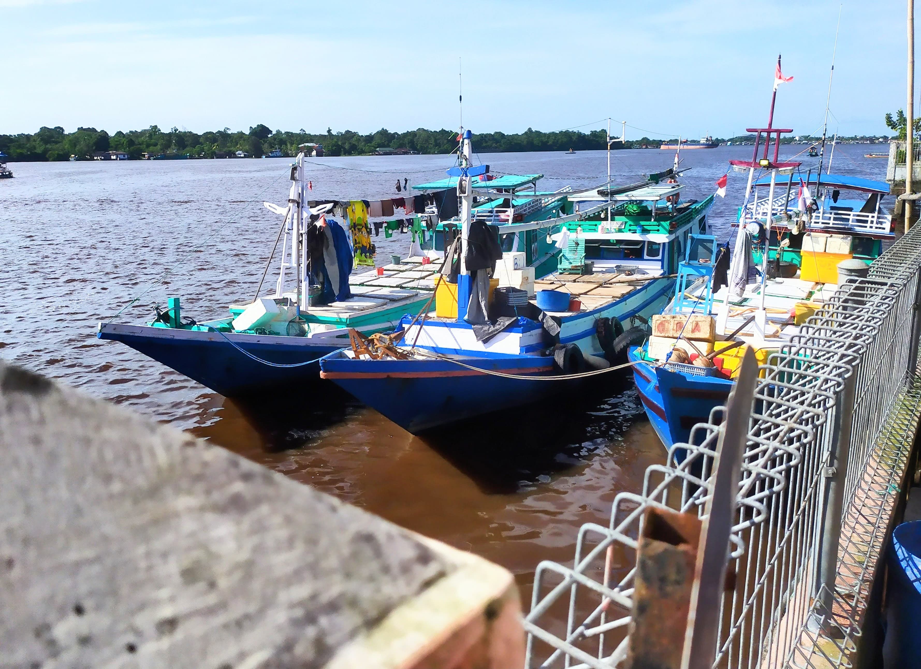 Kapal nelayan yang sandar di dermaga Pasar Ikan Mentaya dekat PPM Sampit. (Dokumentasi Usay Nor Rahmad untuk Radar Sampit)