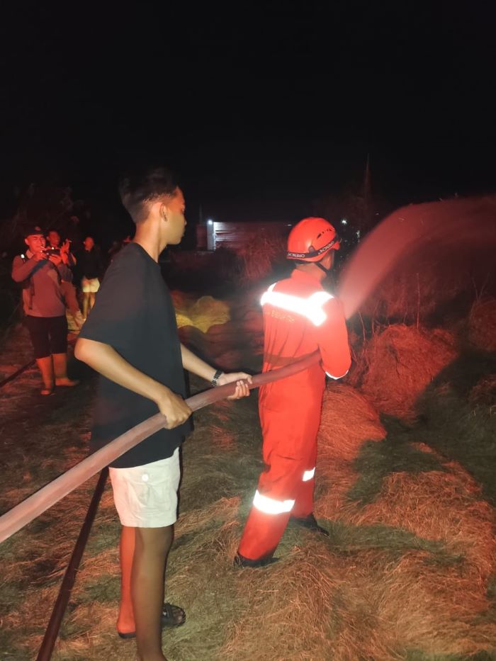 KARHUTLA: Petugas padamkan api yang membakar lahan kosong di Jalan Gusti Achmad Yusuf, RT 26, Dusun Tatas, Kecamatan Arsel, Kobar, Kamis (24/7/2025) malam. BPBD KOBAR/RADAR SAMPIT