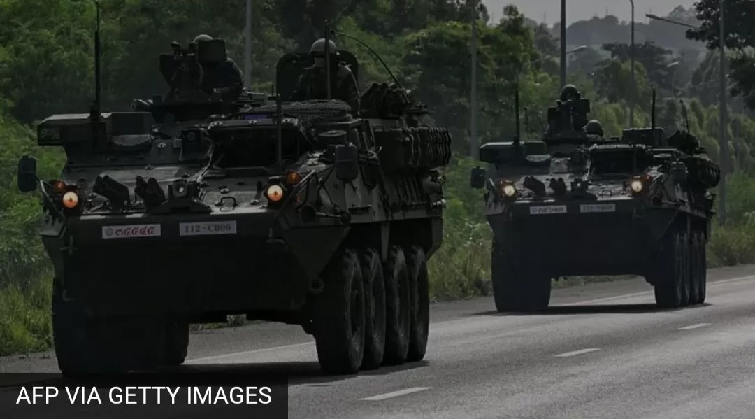 Kendaraan lapis baja militer Thailand dikerahkan ke perbatasan Kamboja, pada Kamis (24/7). (BBC)