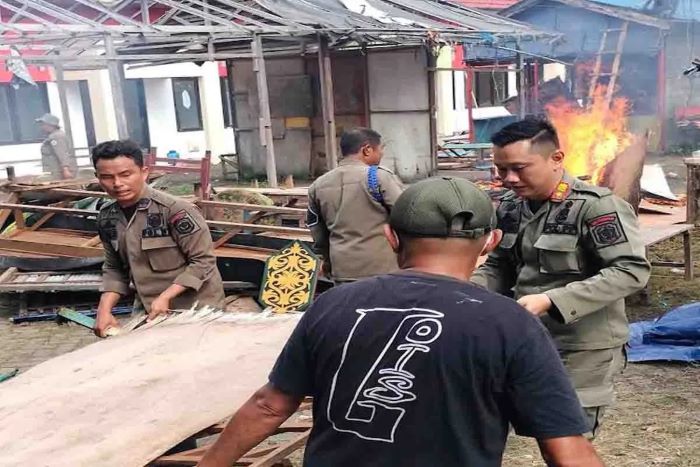 BONGKAR: Kasatpol PP Damkar Murung Raya, Zen Wahyu Priyatna saat memimpin pembongkaran lapak pedagang di alun-alun, Jumat (25/7/2025). ANTARA/Satpol PP Damkar Murung Raya.