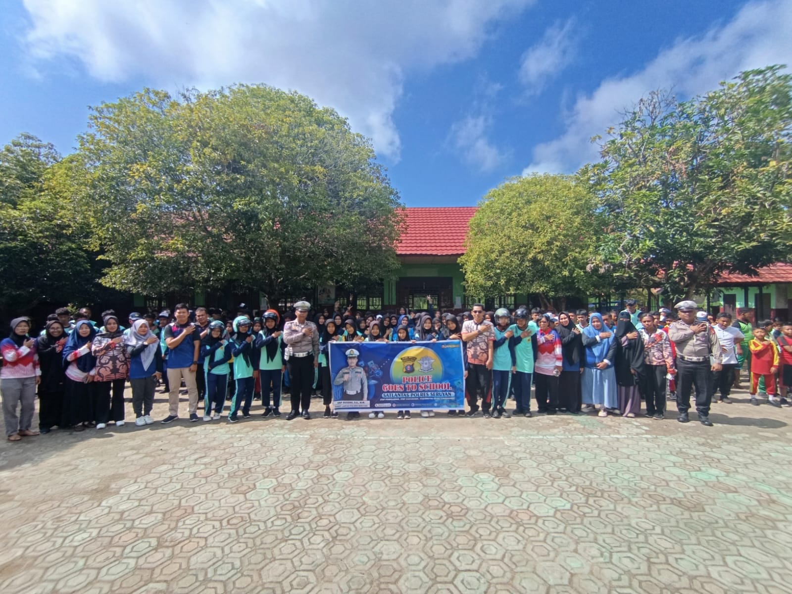 SAMBANG SEKOLAH: Satlantas Polres Seruyan berfoto bersama pelajar dan guru SMPN 2 Kuala Pembuang usai kegiatan, Sabtu (26/7/2025). FOTO: SATLANTAS POLRES SERUYAN/RADAR SAMPIT