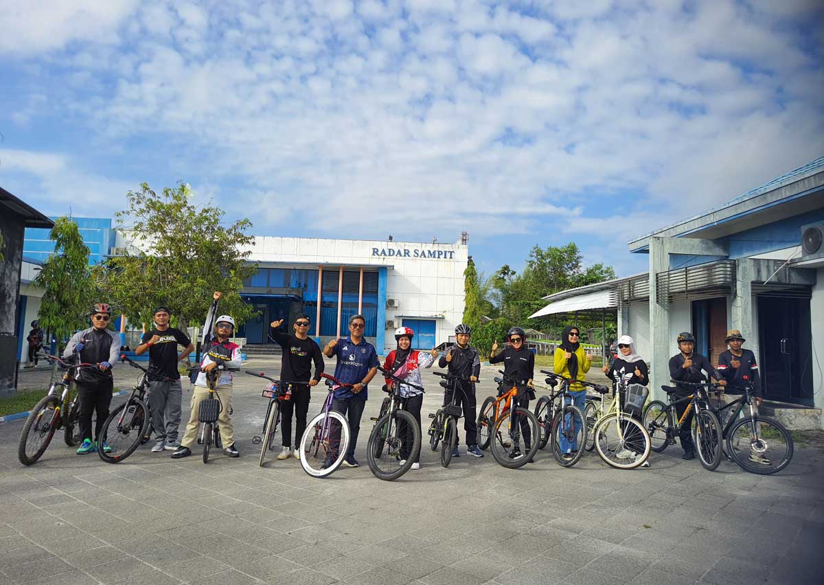 PEMANASAN: Direktur Radar Sampit Siti Fauziah bersama Kepala Bapenda Kotim Ramadansyah beserta stafnya bersepeda keliling Kota Sampit, Jumat (25/7).