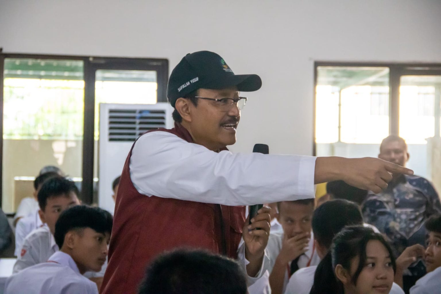 Mensos RI, Saifullah Yusuf, saat mengunjungi Sekolah Rakyat Menengah Atas XXI Unesa Surabaya di Kampus II Lidah Wetan.
