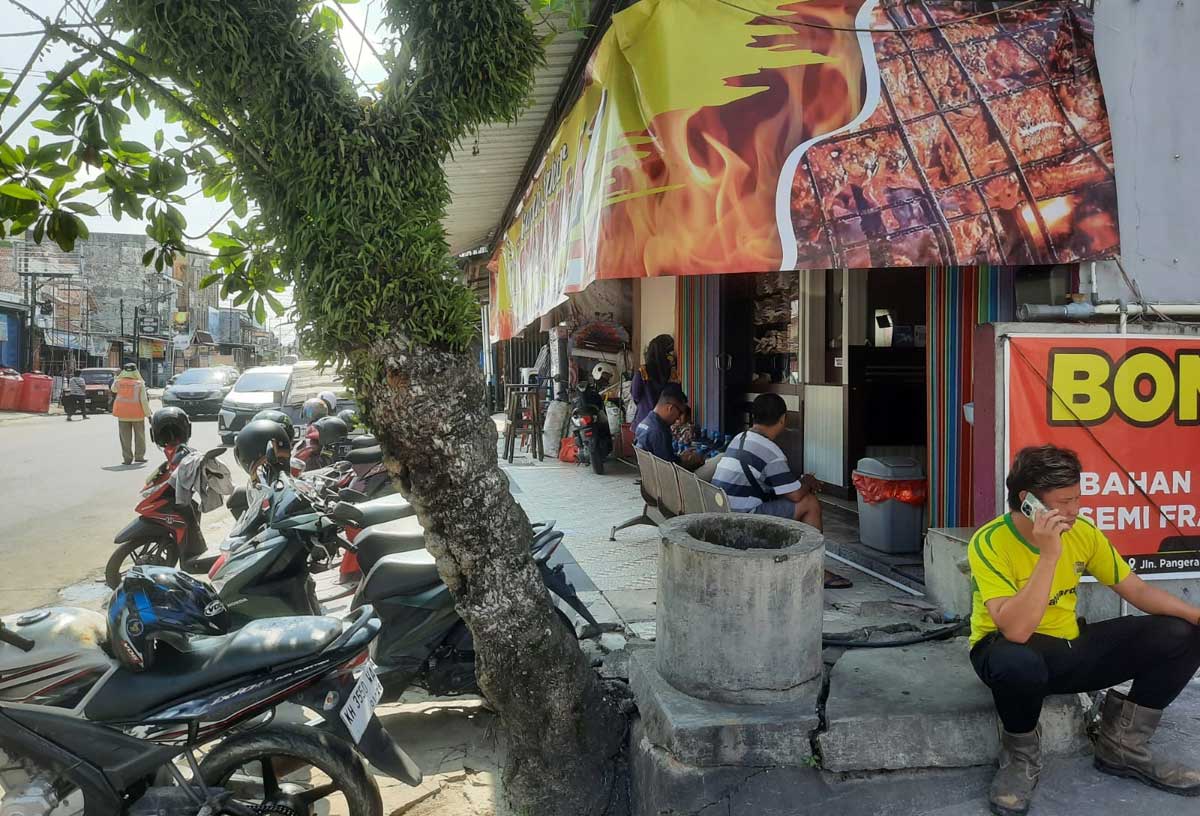 BELUM DIBONGKAR: Kondisi trotoar di depan usaha kuliner yang dipasang keramik dan dibangun kanopi, Jumat (25/7).