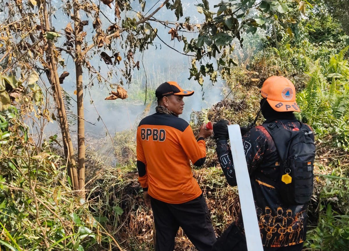 Petugas BPBD Kotim memadamkan api di lahan terbakar di Baamang Hulu, Kecamatan Baamang, Jumat (25/7/2025). (TRC BPBD Kotim untuk Radar Sampit)