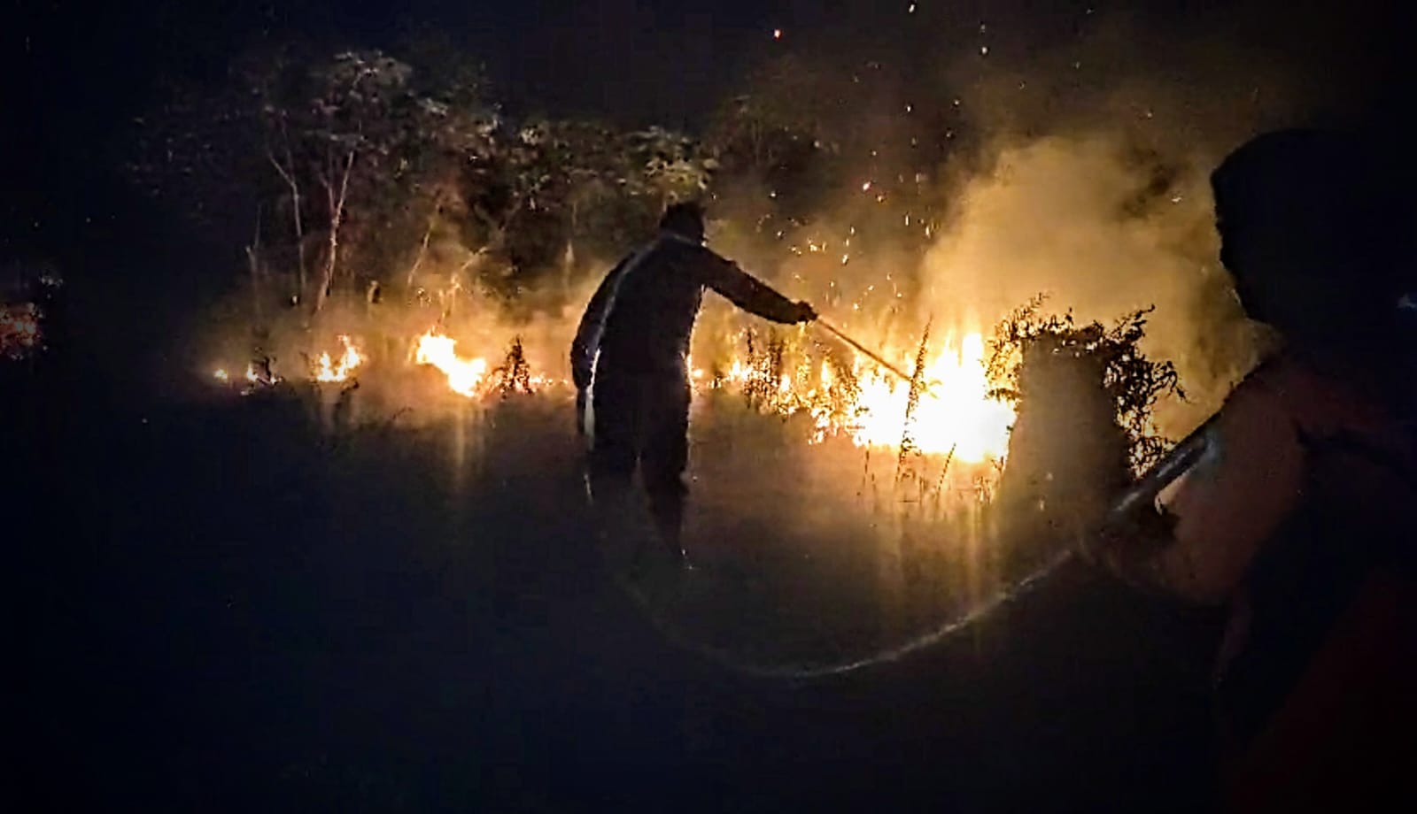 Kebakaran lahan yang terjadi malam hari di Sampit, Kabupaten Kotawaringin Timur, baru-baru ini. (TRC BPBD Kotim)