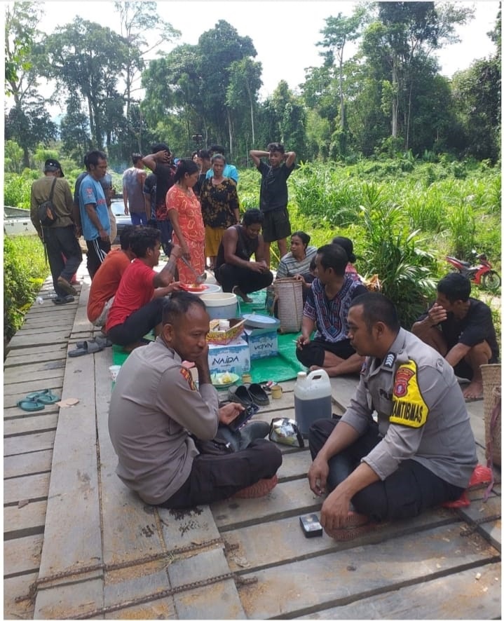 Warga Desa Jemuat dan Desa Kina saat gotong royong memperbaiki jembatan yang sebelumnya dipotong orang tak bertanggung jawab.