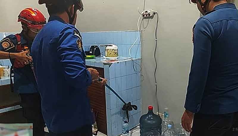 Ular sanca kembang yang bersembunyi di antara galon di dapur warga di Jalan Sawit raya I, Kelurahan Pasir Putih, Kecamatan Mentawa Baru Ketapang, Kabupaten Kotawaringin Timur, Sabtu (26/7/2025)