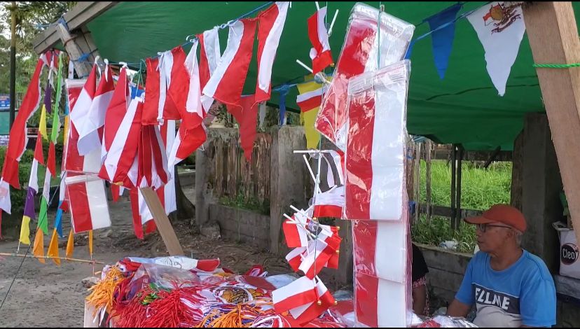 Seorang pedagang bendera merah putih dan umbul-umbul di sekitar Taman Kota Sampit jelang peringkat HUT ke 80 Kemerdekaan RI, Sabtu (26/7).