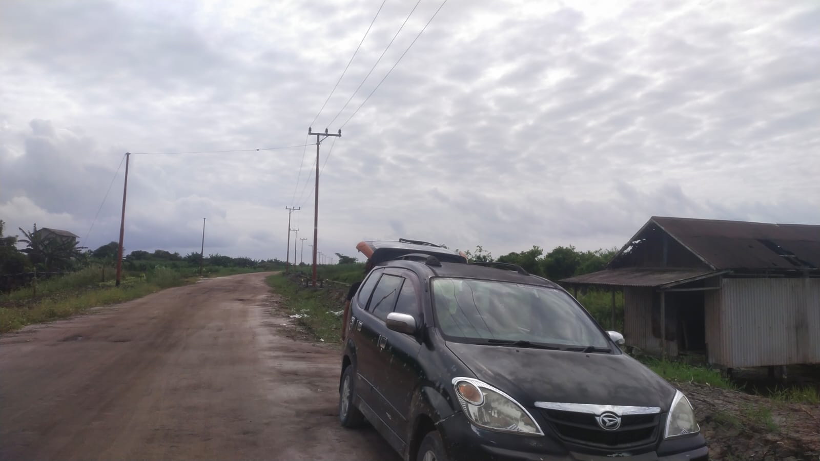 Kondisi jalan menuju ibukota Kecamatan Jelai masih belum beraspal