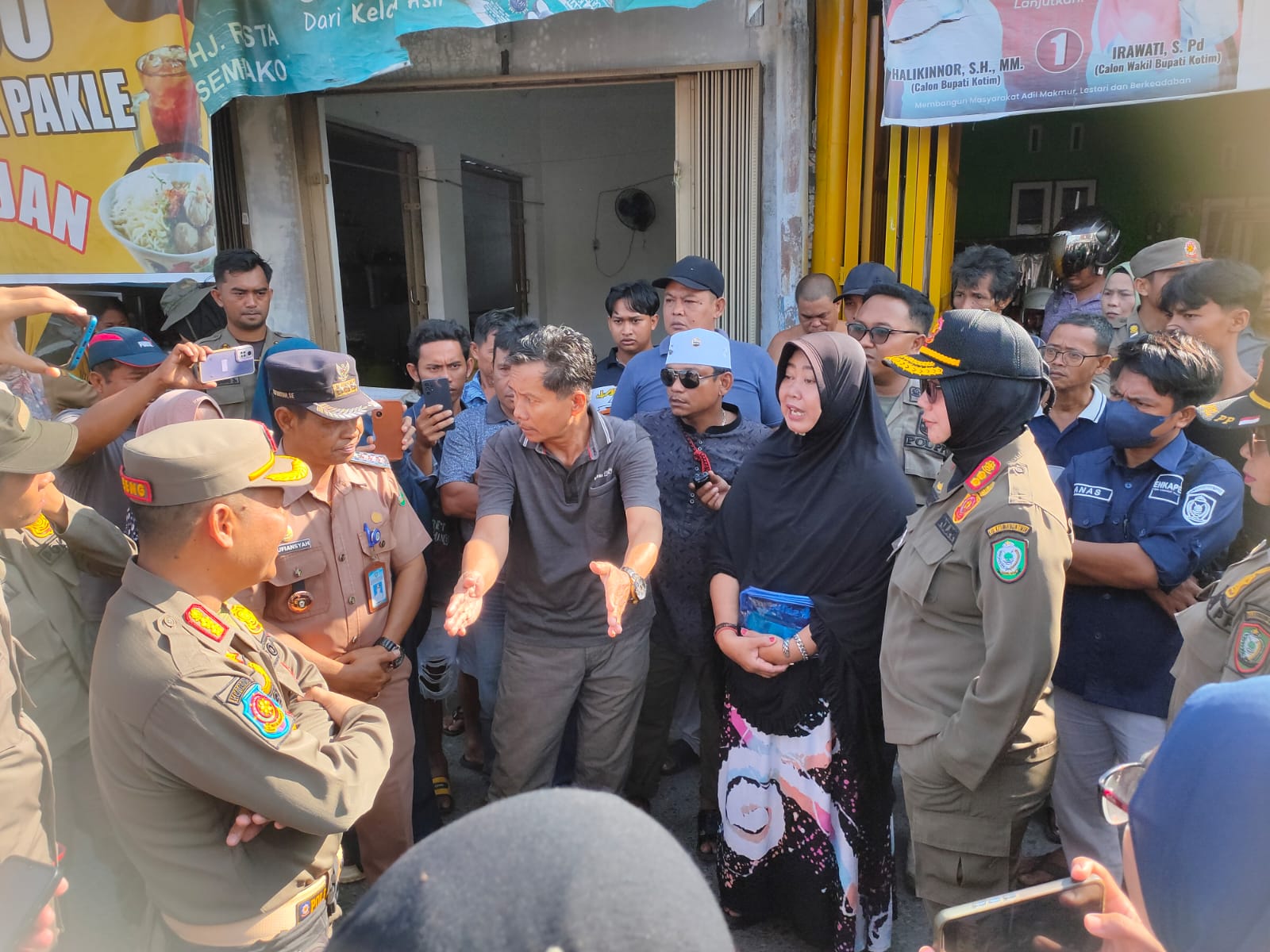 MENOLAK DIPINDAH: Pengurus pasar Asmuri saat adu argumen dengan petugas penertiban Pasar Keramat, Sampit, Kalteng (28/7/2025) (Yuni/Radar Sampit)