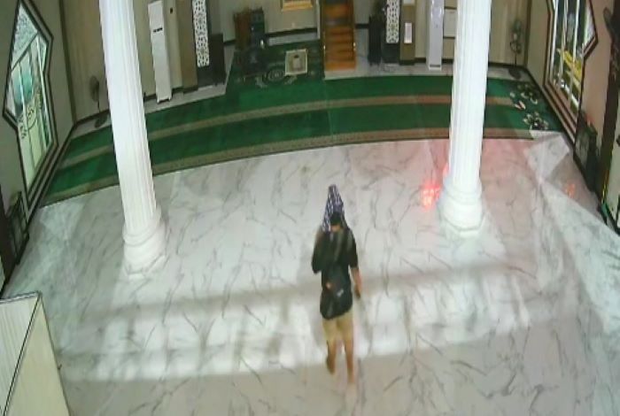 PENCURIAN: Pelaku saat beraksi di masjid Nurul Hidayah SP2, Sungai Rangit, Kecamatan Kumai, Kotawaringin Barat, belum lama tadi. //FOTO: TUMIJAN/RADAR SAMPIT