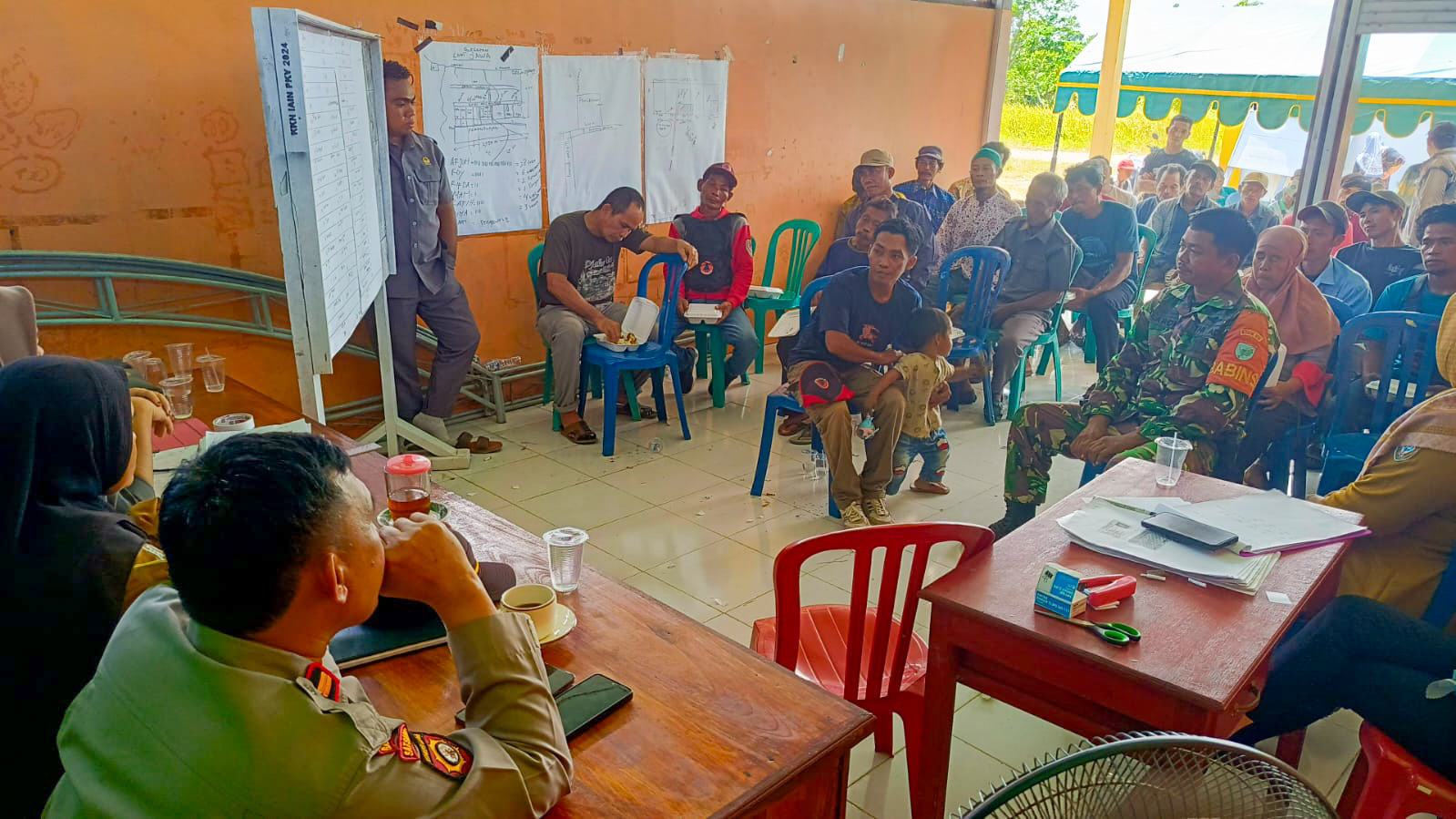 Musyawarah pembagian kapling lahan untuk pertanian bagi warga Desa Sungai Perlu, di kantor desa setempat, Senin (28/7).