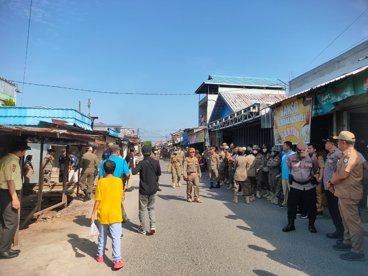 PENERTIBAN: Petugas Satpol PP Kotim beserta instansi terkait lainnya melakukan penerbitan di kawasan Pasar Keramat Jalan Sukabumi, Senin (28/7/2025). (Yuni/Radar Sampit)