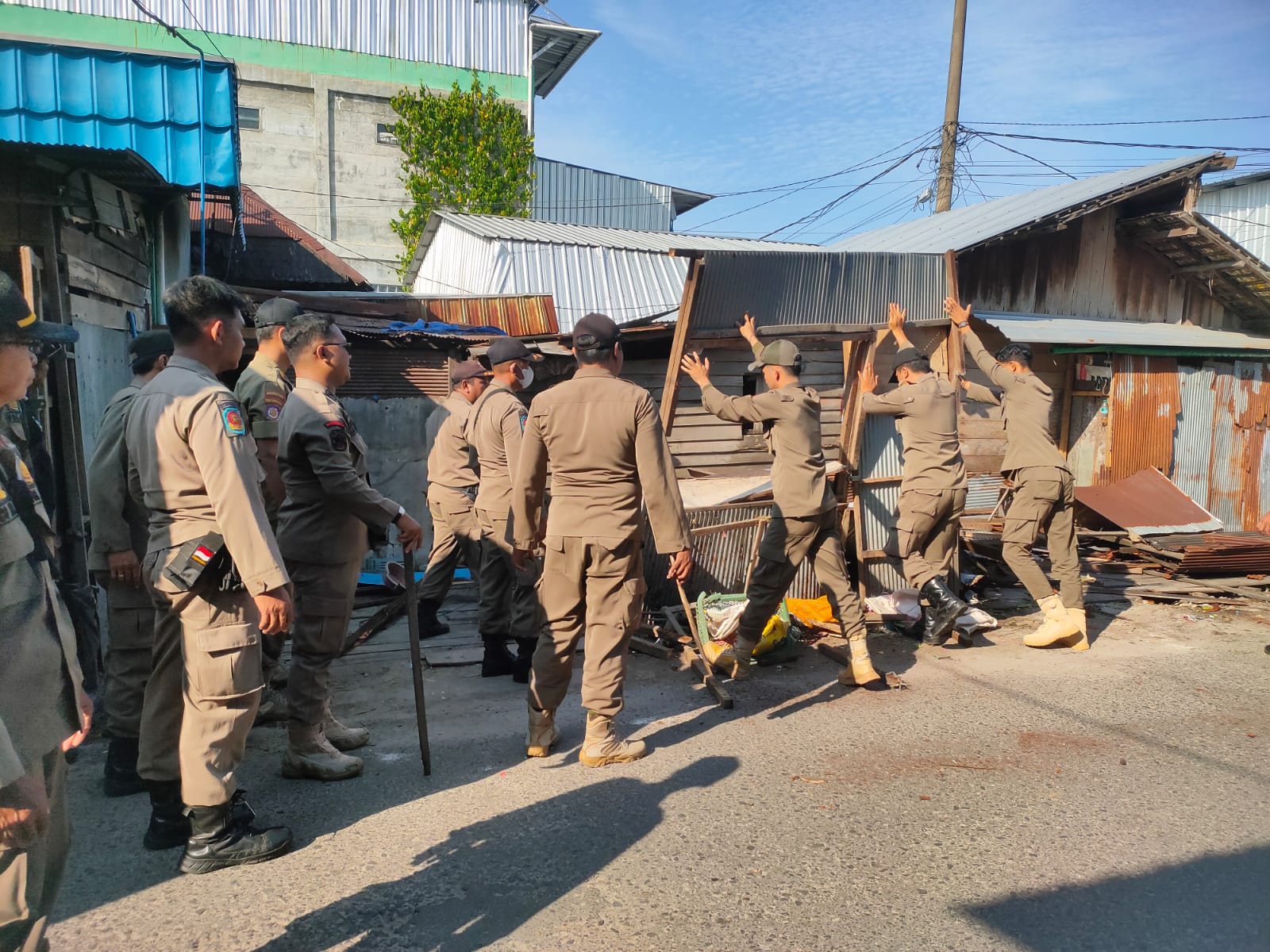 PENERTIBAN: Petugas Pol PP lakukan penertiban pedagang di Pasar Keramat Sampit, Senin (28/7/2025)&nbsp;YUNI/RADAR SAMPIT