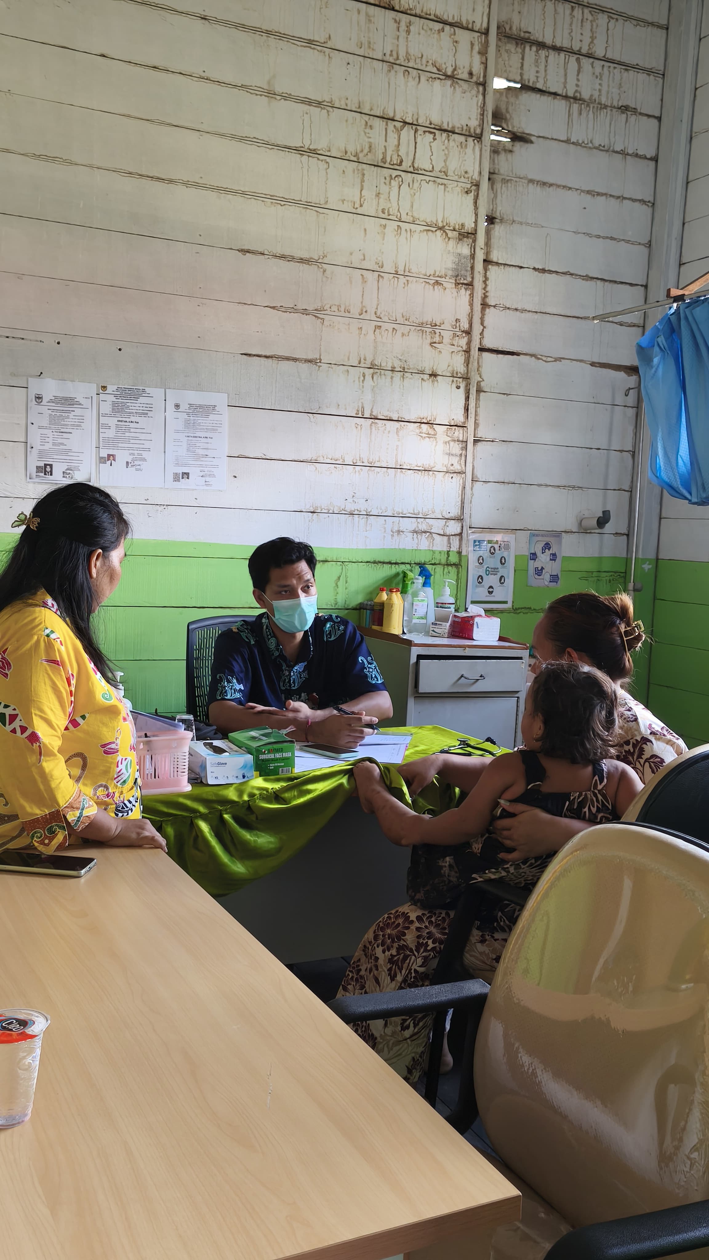 Suasana pelaksanaan program speling dengan melakukan pemeriksaan kesehatan ibu dan anak, pekan lalu.