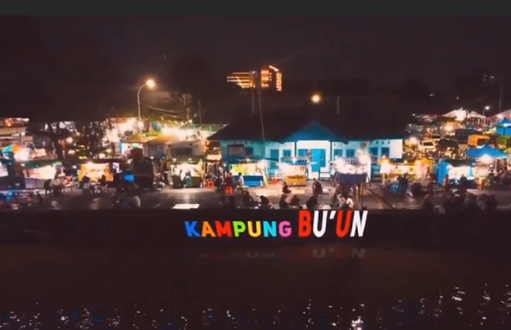 Suasana malam di Dermaga Pasar Indrasari, tepian Sungai Arut, Pangkalan Bun.