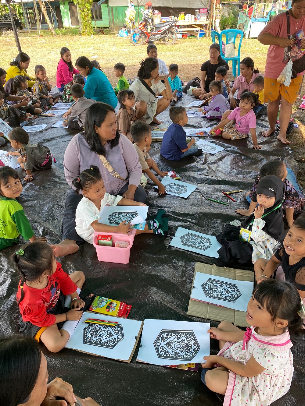 Anak-anak antusias mengikuti lomba mewarnai motif talawang saat Pagelaran Seni dan Festival Manasai di lapangan bola Desa Bangkal.