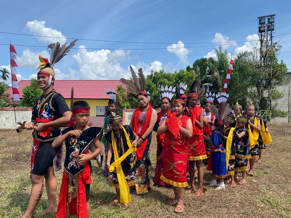 Peserta lomba tari pedalaman suku dayak saat Pagelaran Seni dan Festival Manasai di lapangan bola Desa Bangkal
