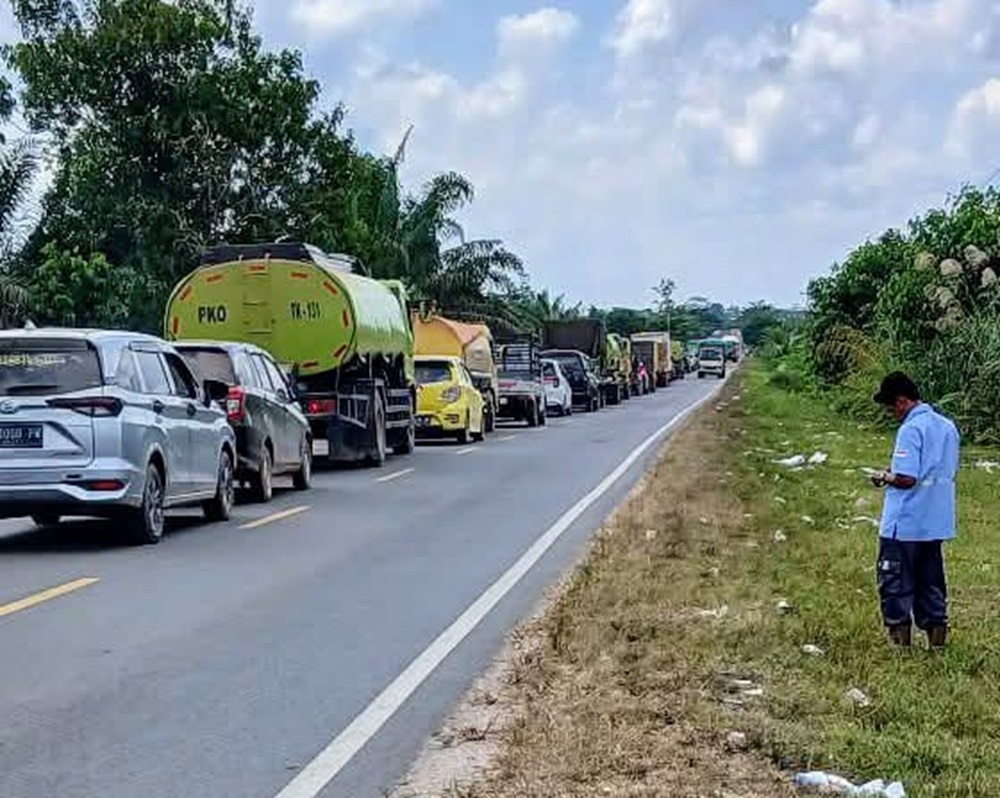Antrean kendaraan yang akan melewati Jalan Jenderal Sudirman Kilometer 21 Jembatan Sei Lenggana, Senin (28 /7 /2025). Hal ini menjadi salah satu keluhan pengguna jalan. (Rahmad/Radar Sampit)