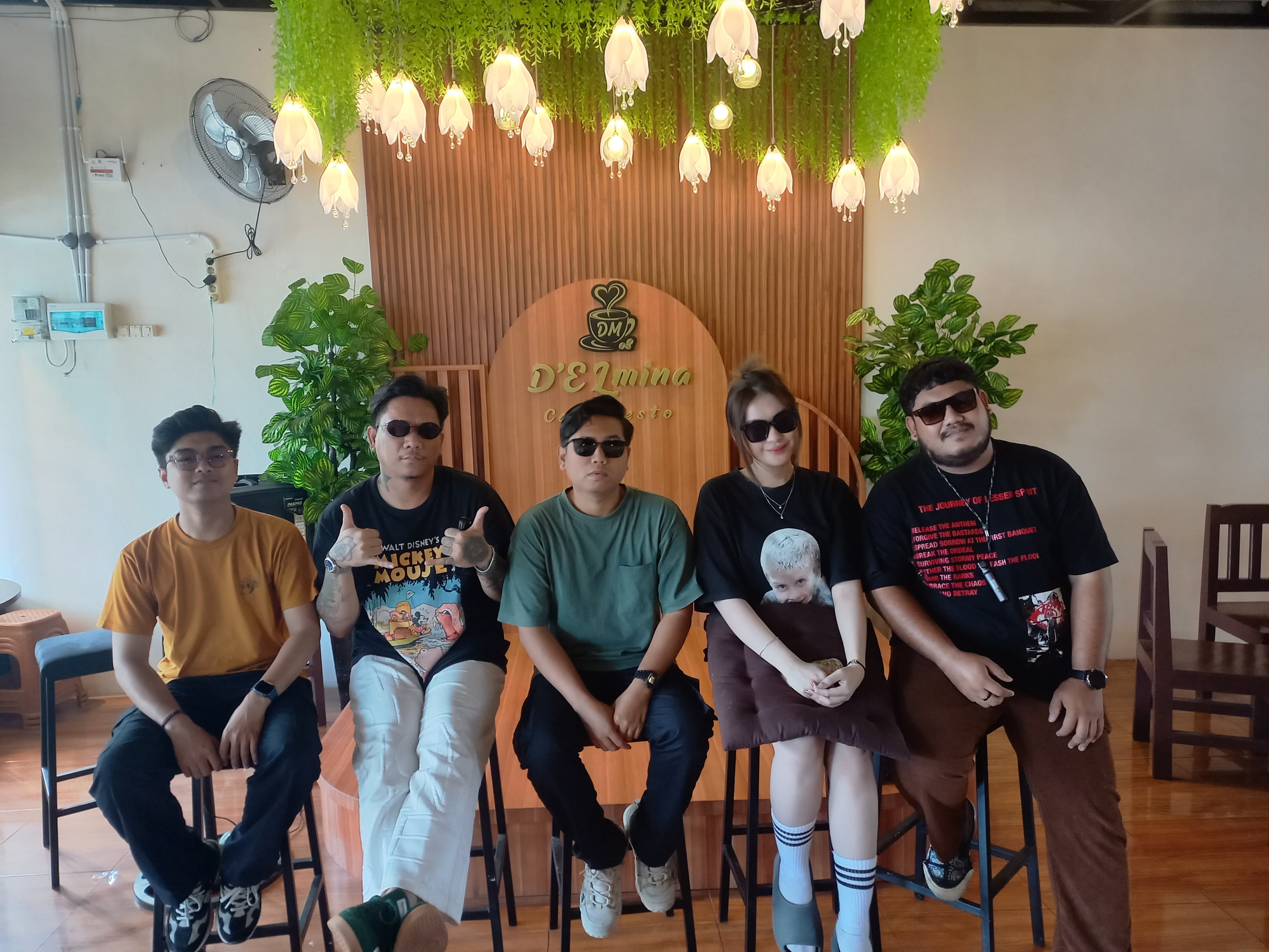 MENYAPA: Personel Band Batas Senja berbincang dengan awak media jelang penampilan mereka di panggung HUT Kabupaten Seruyan ke-23, Selasa (29/7). (RIFANI/RADAR SAMPIT)