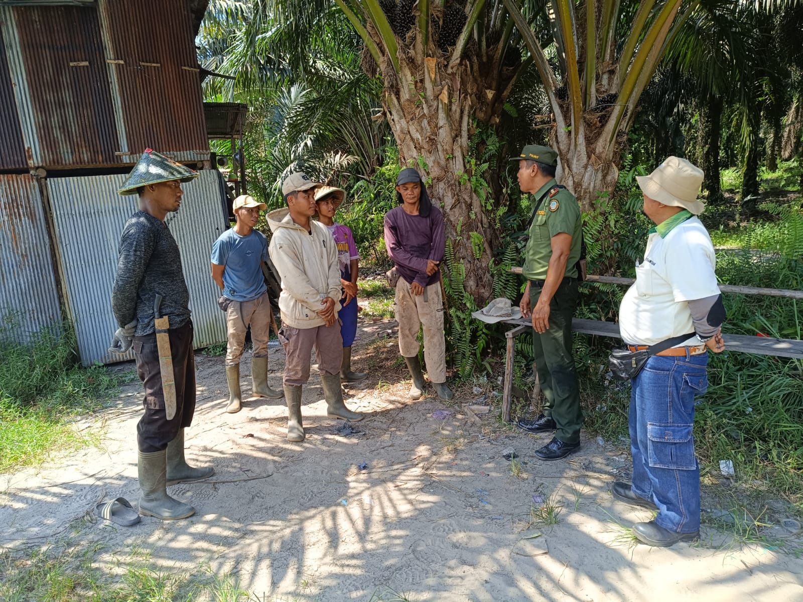 Penambang ilegal di kawasan konservasi di Desa Sebabi, Kecamatan Telawang, Kabupaten Kotawaringin Timur, dijaring petugas BKSDA, Selasa (29/7/2025). (BKSDA untuk Radar Sampit)