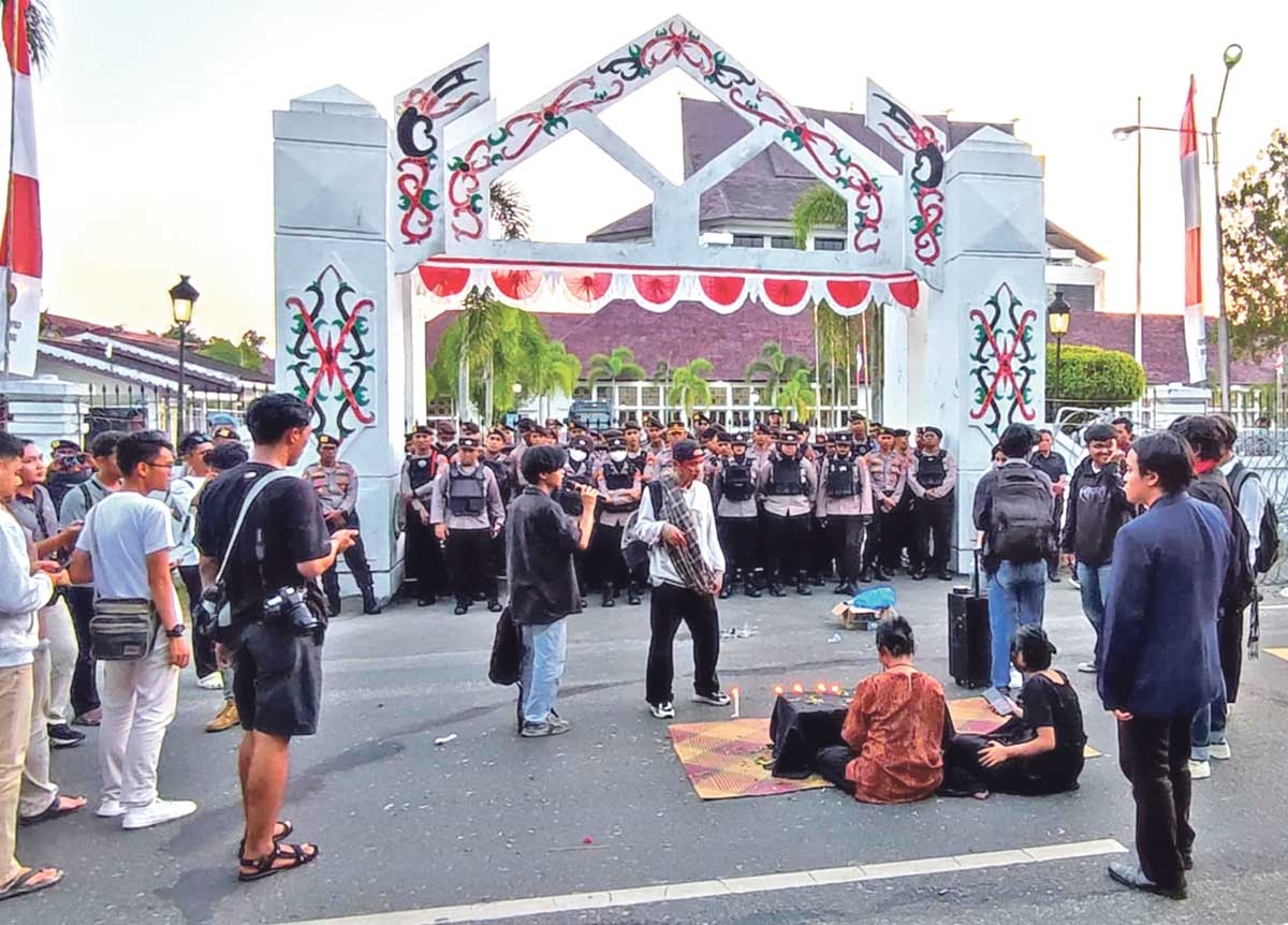 AKSI DAMAI: Sejumlah mahasiswa dari Aliansi Reformasi KUHP saat menggelar aksi di depan gerbang Kantor DPRD Kalteng, Senin (28/7/2025).