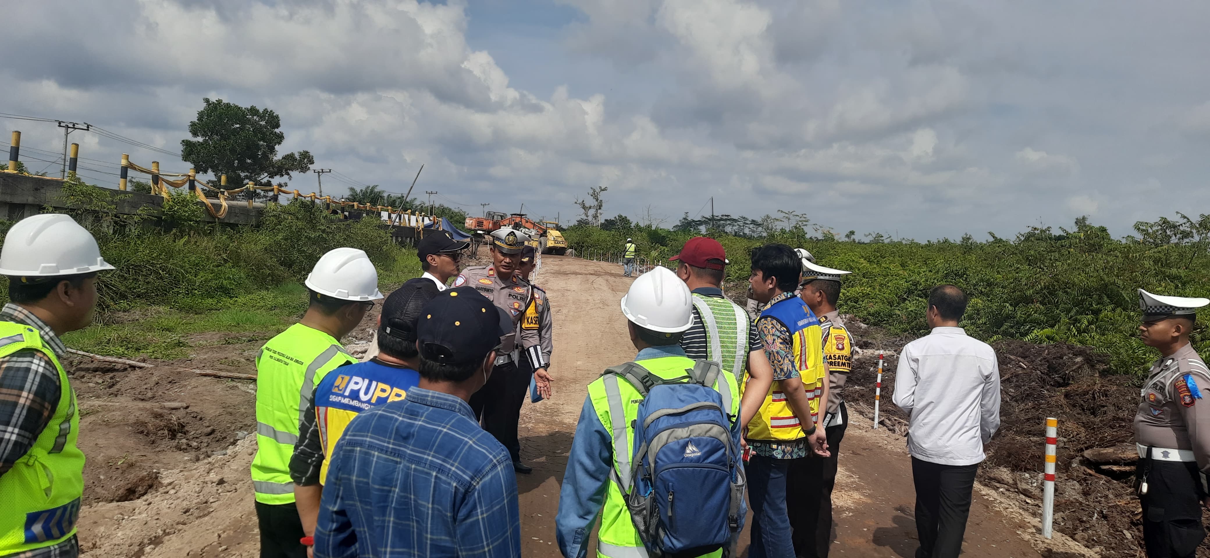DITUTUP: Jembatan Sei Lenggana di Jalan Jenderal Sudirman KM 21 di Kabupaten Kotawaringin Timur ditutup total (MAHARA UNTUK RADAR SAMPIT)
