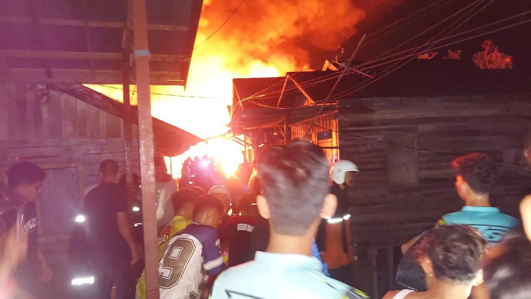 KEBAKARAN: Kebakaran hebat melanda kawasan padat penduduk di Jalan Kalimantan Gang Mandau, Kelurahan Pahandut, Kecamatan Pahandut, Palangka Raya, Selasa (29/7/2025) dini hari sekitar pukul 02.23 WIB.