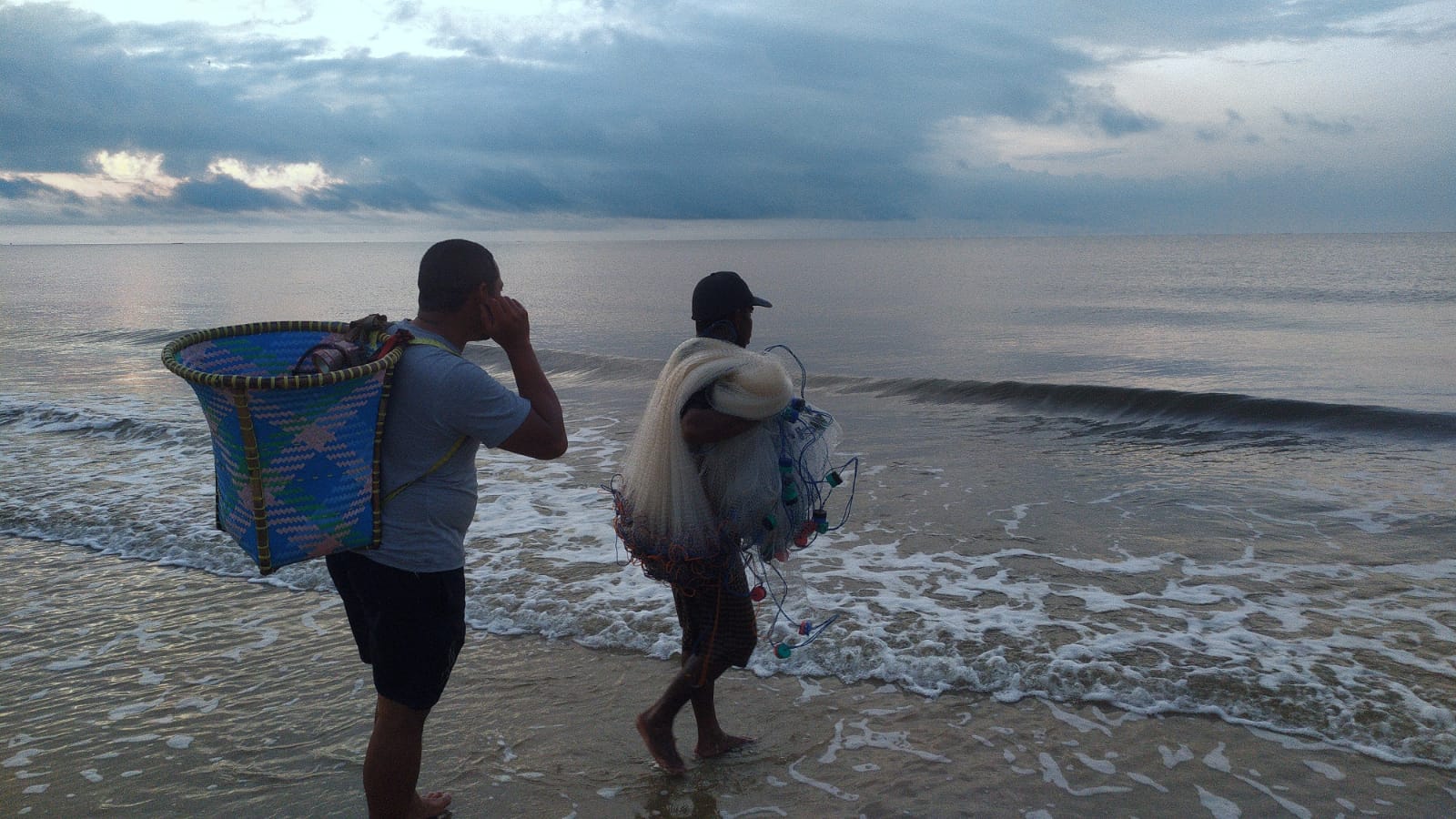 Nelayan ketika akan menebar jala di pesisir Pantai Ujung Pandaran, Kecamatan Teluk Sampit, Kabupaten Kotawaringin Timur. (Usay Nor Rahmad untuk Radar Sampit)