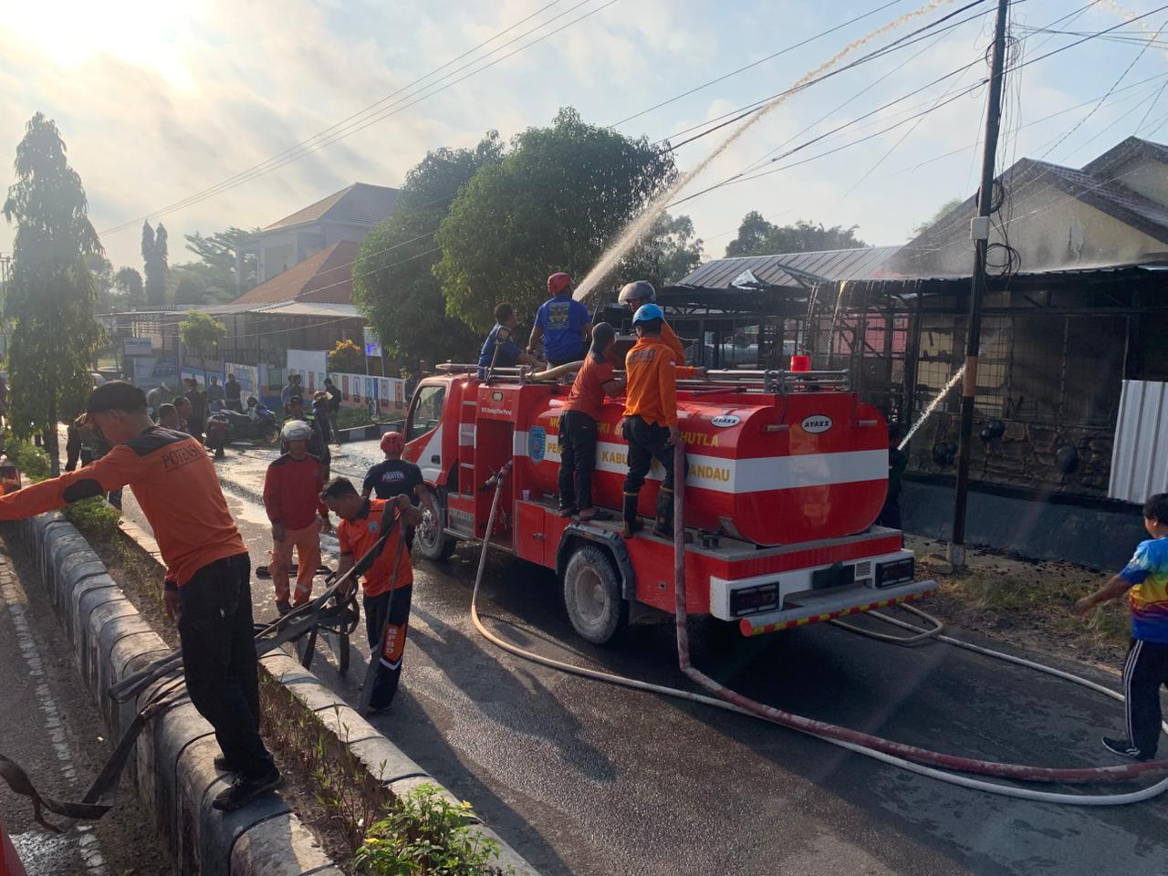 Tim gabungan saat memadamkan kebakaran sebuah warung di Jalan Ayani Nanga Bulik, Selasa (29/7).
