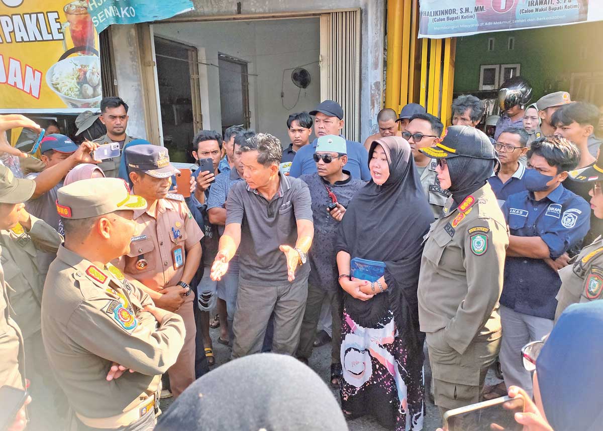 TOLAK PEMBONGKARAN: Pedagang Pasar Keramat protes pada pembongkaran yang dilakukan Satpol PP terhadap lapak yang dinilai melanggar, Senin (28/7).