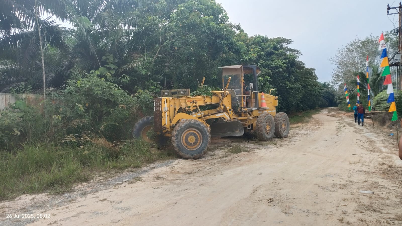 PERBAIKAN: Alat berat dari PT GSIP-AMR saat proses perbaikan jalan di Desa Pandu Senjaya, Kecamatan Pangkalan Lada, Kabupaten Kotawaringin Barat, Kalteng, Sabtu (26/7/2025)